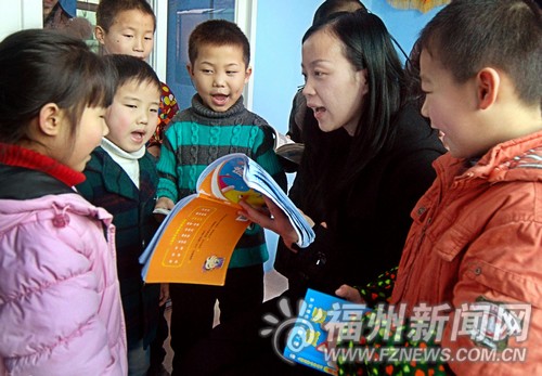 马碧芳老师与学员在一起！——福州日报采访照